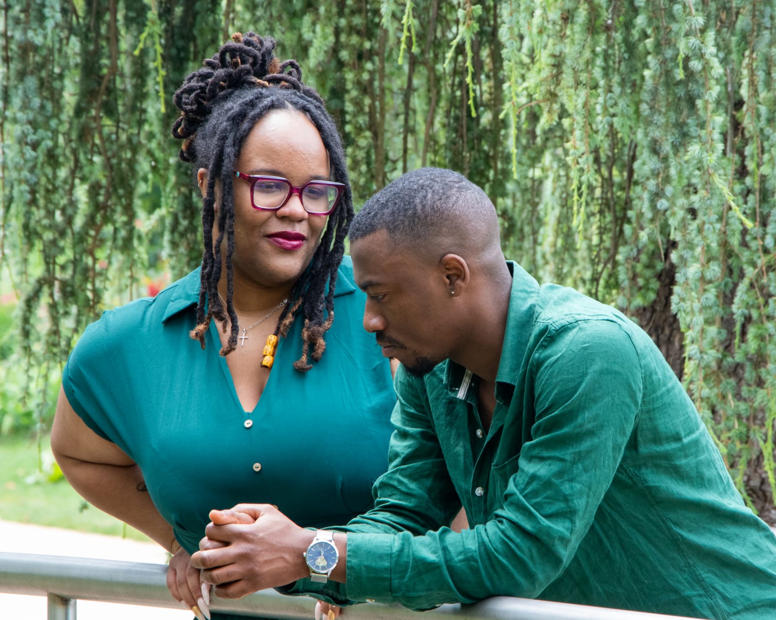 Couple heureux se tenant la main.