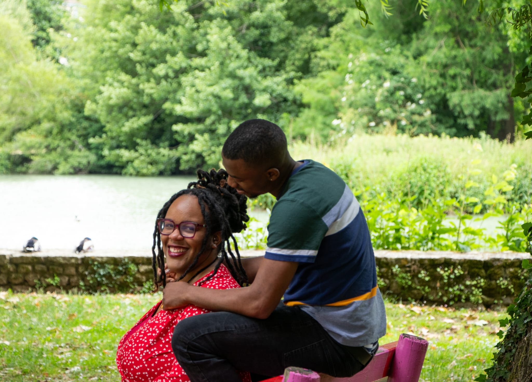 Couple marchant dans un champ.