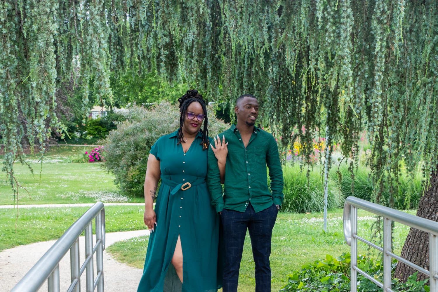 Couple dans un cadre naturel.